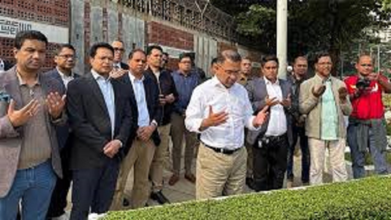 পিলখানা ট্র্যাজেডির শহীদ সেনা কর্মকর্তাদের প্রতি শ্রদ্ধা জানালেন তারেক রহমান
